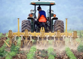 agricultor mobilizar o solo