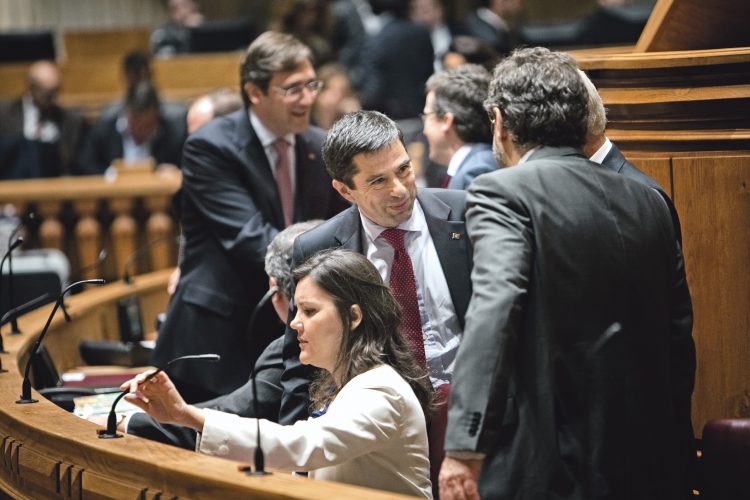 dro daniel rocha 30 novembro 2011 - LISBOA - aprovacao do orcamento do estado 2012 - bancada do governo com ministro das financas, vitor gaspar e primeiro-ministro pedro passos coelho, e ministra da agricultura, assuncao cristas, na ar