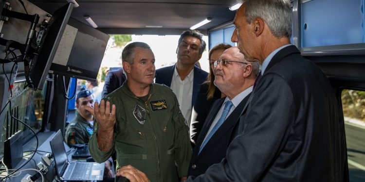 Ministro da Defesa Nacional, João Gomes Cravinho, e Ministro da Agricultura, Capoulas Santos, no balanço do Faunos, Minde, 14 setembro 2019