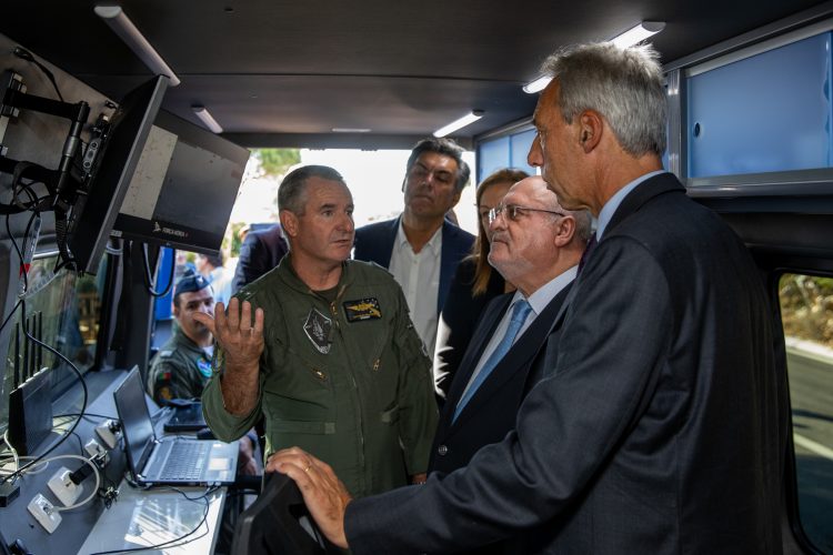 Ministro da Defesa Nacional, João Gomes Cravinho, e Ministro da Agricultura, Capoulas Santos, no balanço do Faunos, Minde, 14 setembro 2019