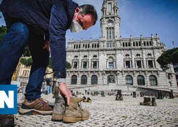 Porto. 26/ 02/ 2021 - Decorreu esta manhã, na avenida dos aliados frente à Câmara municipal do Porto, uma ação de protesto de produtores de leite, em que colocaram centenas de botas no chão, simbolizando as centenas de produtores que abandonaram o setor no último ano.