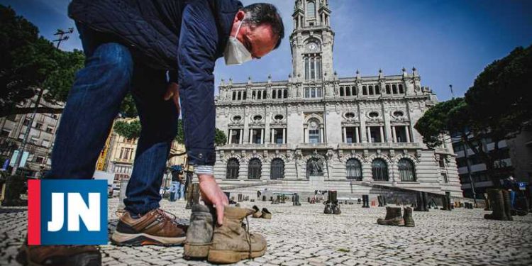 Porto. 26/ 02/ 2021 - Decorreu esta manhã, na avenida dos aliados frente à Câmara municipal do Porto, uma ação de protesto de produtores de leite, em que colocaram centenas de botas no chão, simbolizando as centenas de produtores que abandonaram o setor no último ano.