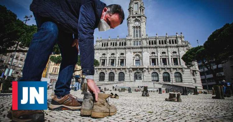 Porto. 26/ 02/ 2021 - Decorreu esta manhã, na avenida dos aliados frente à Câmara municipal do Porto, uma ação de protesto de produtores de leite, em que colocaram centenas de botas no chão, simbolizando as centenas de produtores que abandonaram o setor no último ano.