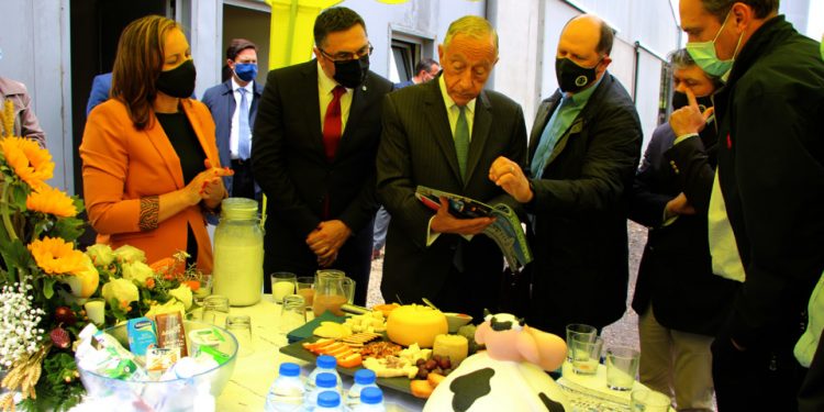 marcelo rebelo de sousa com agricultores