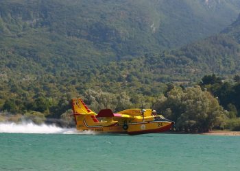 avião combate a incêndios