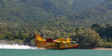 avião combate a incêndios