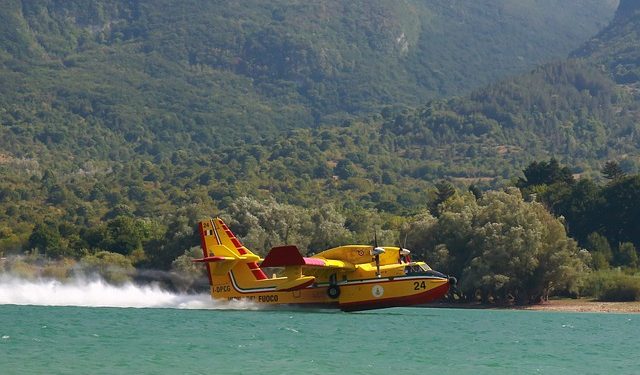 avião combate a incêndios