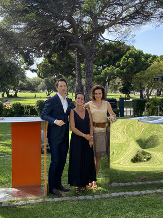 O casal Mathilde e Bertrand Thomas, fundadores da Caudalie, com a diretora-geral da Caudalie Portugal, Madalena Gusmão (ao centro)