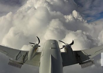 Como estes aviões voam contra as nuvens para fazer com que chova e neve mais