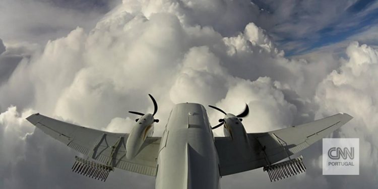 Como estes aviões voam contra as nuvens para fazer com que chova e neve mais