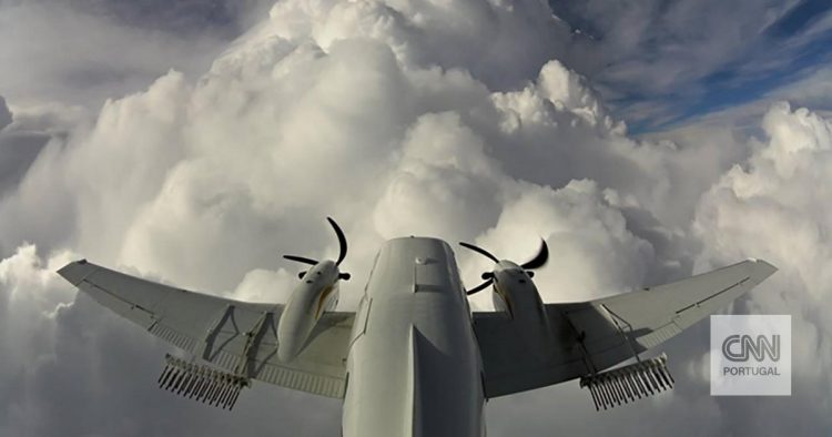 Como estes aviões voam contra as nuvens para fazer com que chova e neve mais