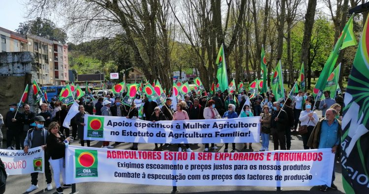 Agricultores manifestam-se e exigem fiscalização da grande distribuição e a imposição de preços máximos