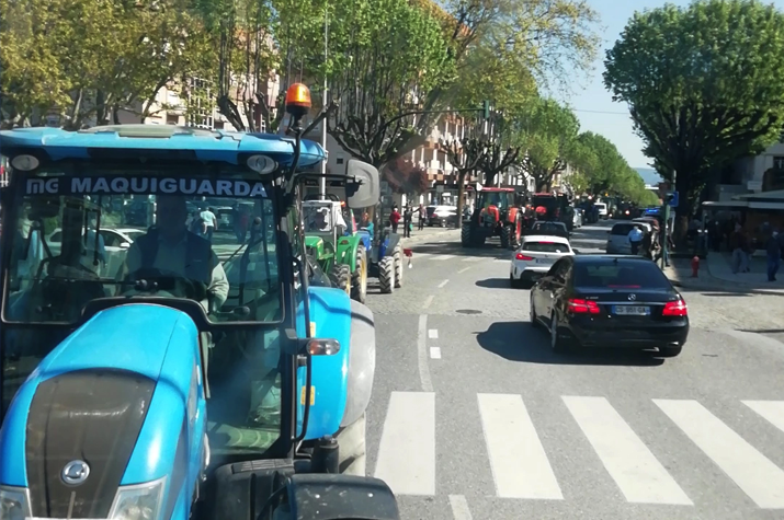 Agricultores-protestam-no-Fundao-para-denunciar-dificuldades-e-reclamar-medidas