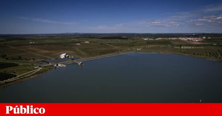 água