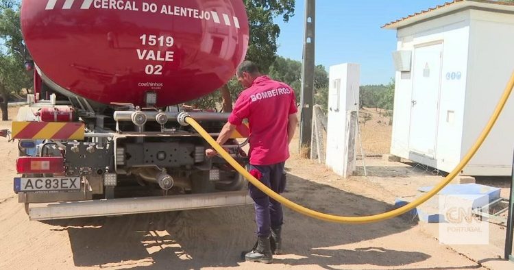 Há calor e não há água: bombeiros estão a abastecer esta aldeia