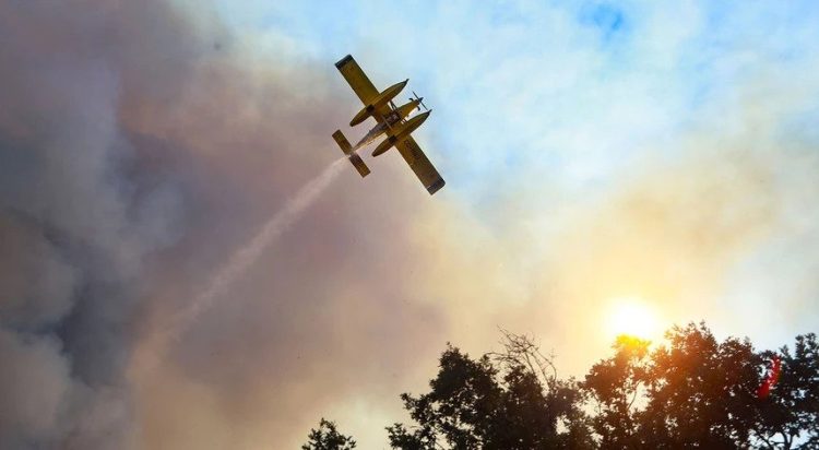 Mais de 1.700 bombeiros combatem três grandes incêndios