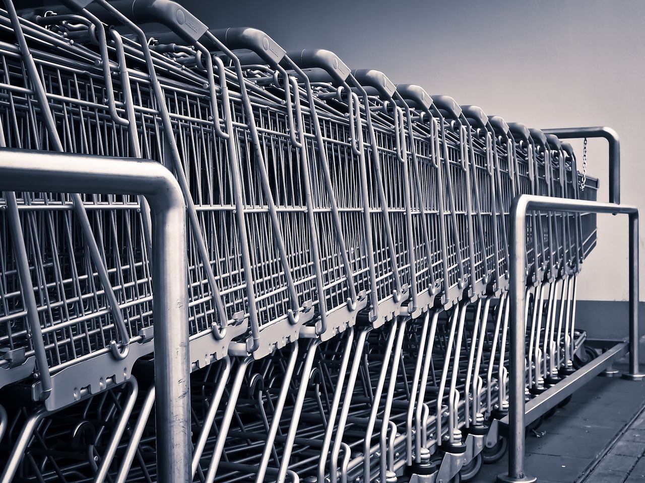 Nova prática de alguns supermercados cria ideia falsa de preços mais baixos