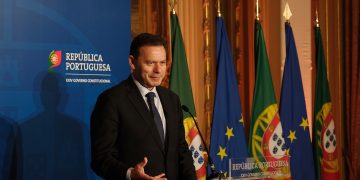 Luís Montenegro bandeira portuguesa