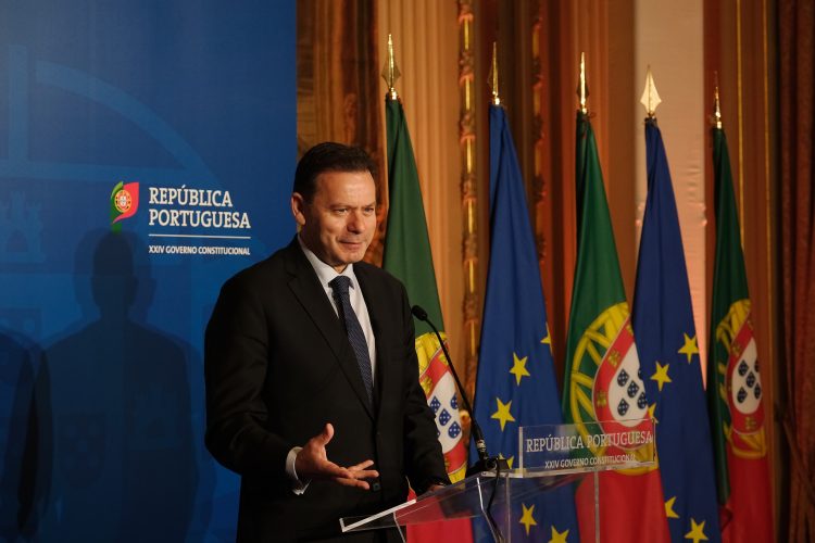 Luís Montenegro bandeira portuguesa