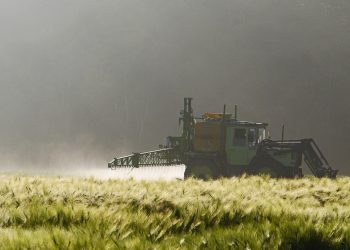 agricultura tractor pesticida