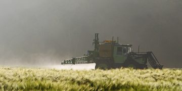 agricultura tractor pesticida