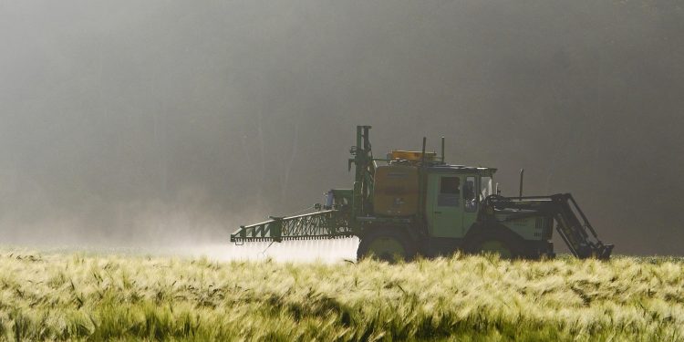 agricultura tractor pesticida