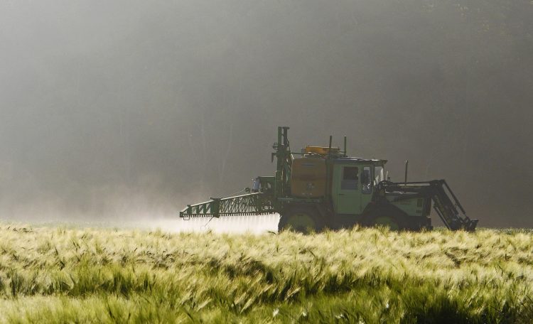 agricultura tractor pesticida