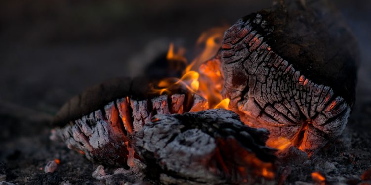 fogo cinzas carvao