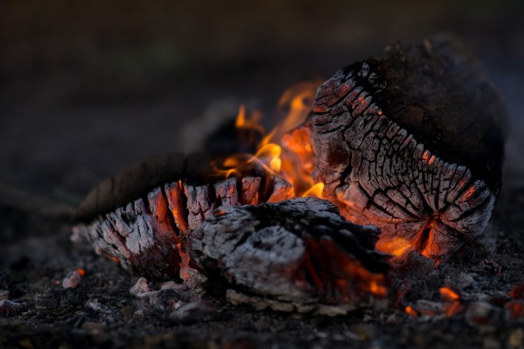 fogo cinzas carvao