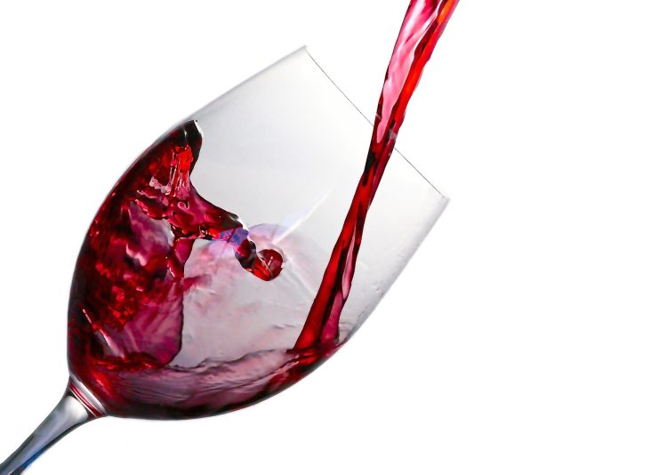 vinho copo fundo branco