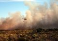 helicóptero de incêndios céu azul