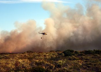 helicóptero de incêndios céu azul