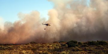 helicóptero de incêndios céu azul