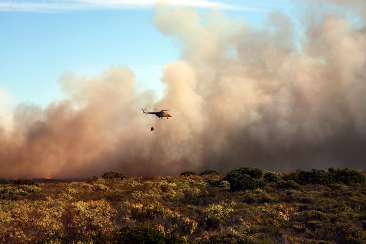 helicóptero de incêndios céu azul