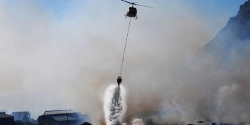 helicóptero de incêndios céu azul
