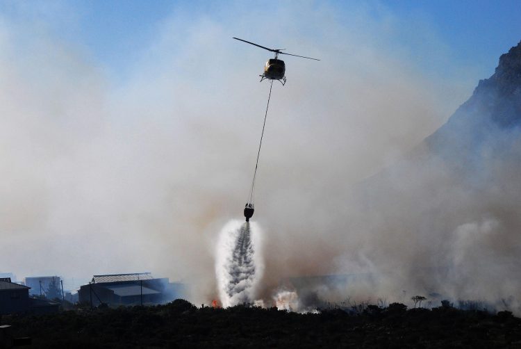 helicóptero de incêndios céu azul