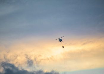 helicóptero de incêndios céu azul