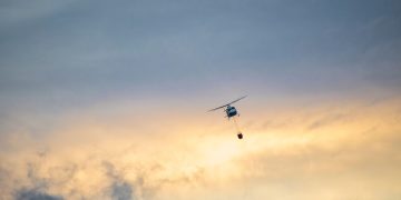 helicóptero de incêndios céu azul