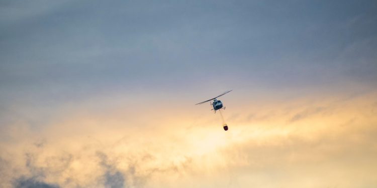 helicóptero de incêndios céu azul