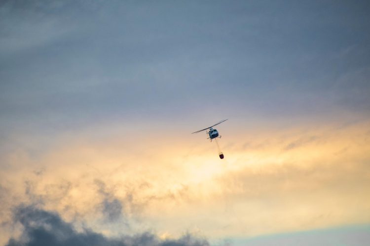 helicóptero de incêndios céu azul