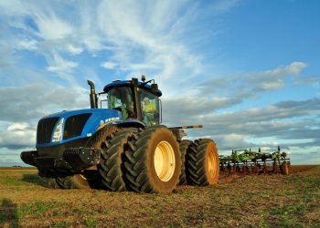 tractor em campo agrícola com céu azul