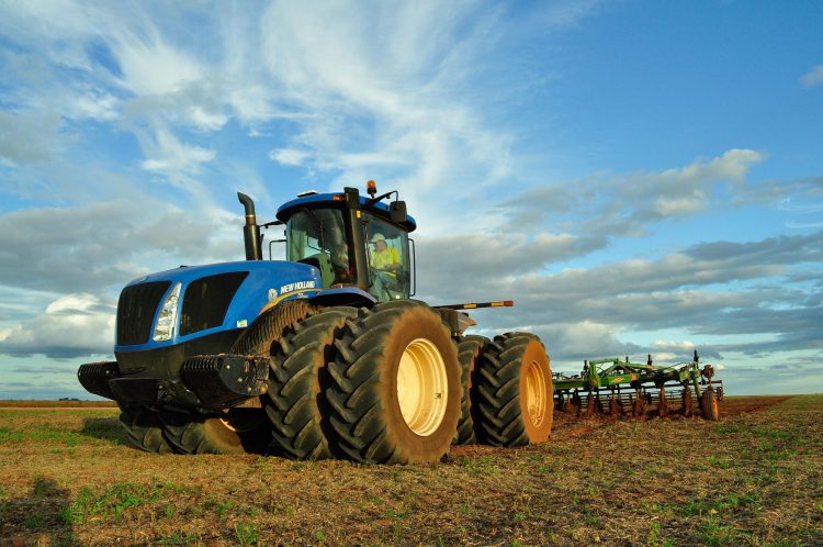 tractor em campo agrícola com céu azul