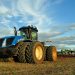tractor em campo agrícola com céu azul